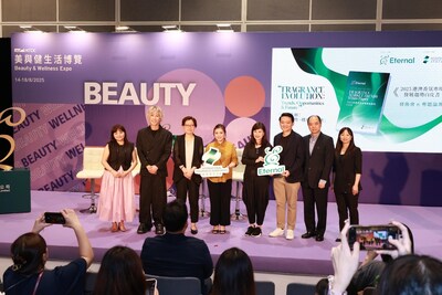 現場雲集業界領袖，包括香港生產力促進局中小企一站通主管葉愛莉女士（左一）、歌手及資深香氛愛好者馬天佑先生（左二）、香港貿易發展局展覽及數碼業務部業務發展主管張志芬女士（左三）、穎通控股執行董事及國際香氛協會主席劉頴賢女士（左四）、穎通控股執行董事兼首席執行官林荆女士（右四）、 K11 Hong Kong 行政總裁林灝哲先生（右三）、穎通控股執行董事兼首席財務官朱維馴先生（右二）以及穎通集團總務總監鍾閣娟女士（右一），共同見證白皮書發佈。