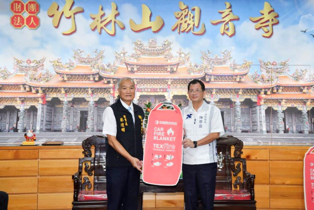 《圖說》林口區竹林山觀音寺由董事長蔡煌明率領董監事團隊，捐贈新北消電動車輛特殊災害搶救裝備，消防局長陳崇岳親自出席受贈。〈消防局提供〉