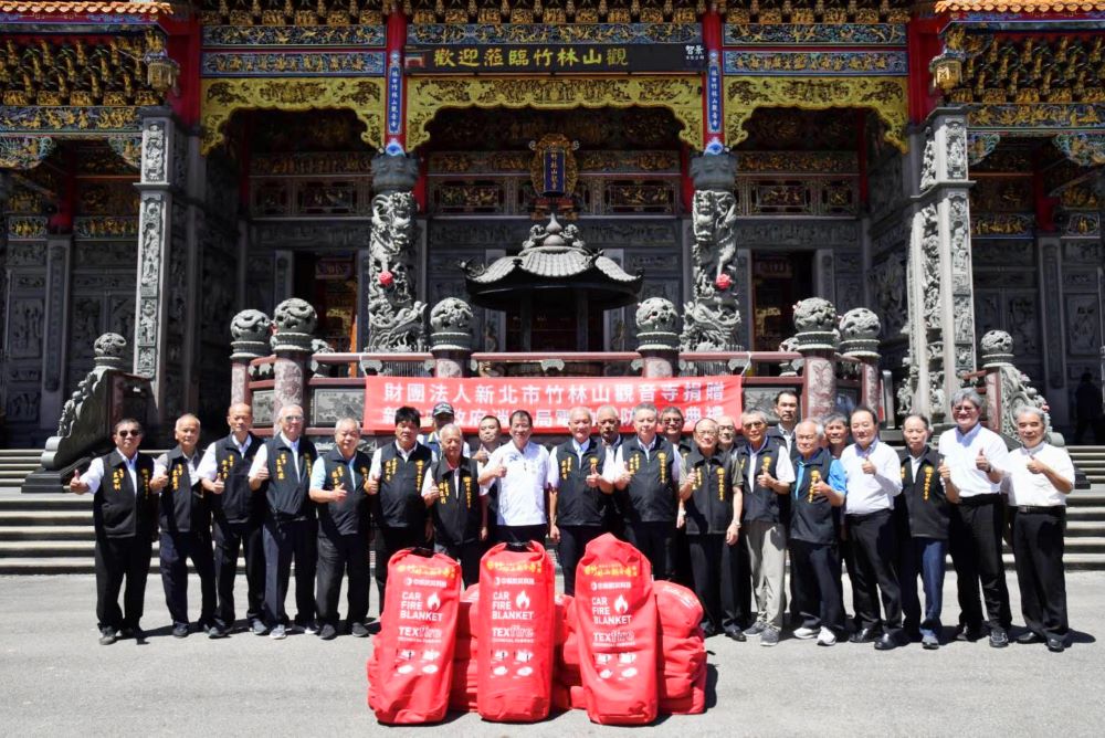 《圖說》林口區竹林山觀音寺捐贈新北消電動車輛特殊災害搶救裝備合影。〈消防局提供〉