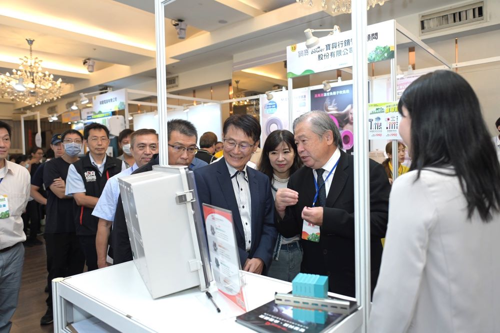 《圖說》此次活動整合企業與民生(B2B、B2C)雙向的節能應用服務與方案，吸引超過百名企業代表與市民熱烈參與，現場互動不斷，共創智慧低碳生活新篇章。〈經發局提供〉