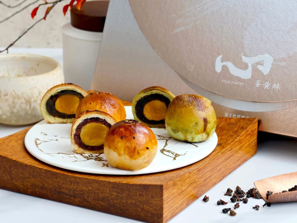 與世界麵包大師王鵬傑聯名 日月千禧推「心禧-典藏秋韻」蛋黃酥中秋禮盒 1 %E3%80%8C%E5%BF%83%E7%A6%A7 %E5%85%B8%E8%97%8F%E7%A7%8B%E9%9F%BB%E3%80%8D%E4%B8%AD%E7%A7%8B%E8%9B%8B%E9%BB%83%E9%85%A5%E7%A6%AE%E7%9B%92%E6%97%A5%E6%9C%88%E5%8D%83%E7%A6%A7%E6%8F%90%E4%BE%9B