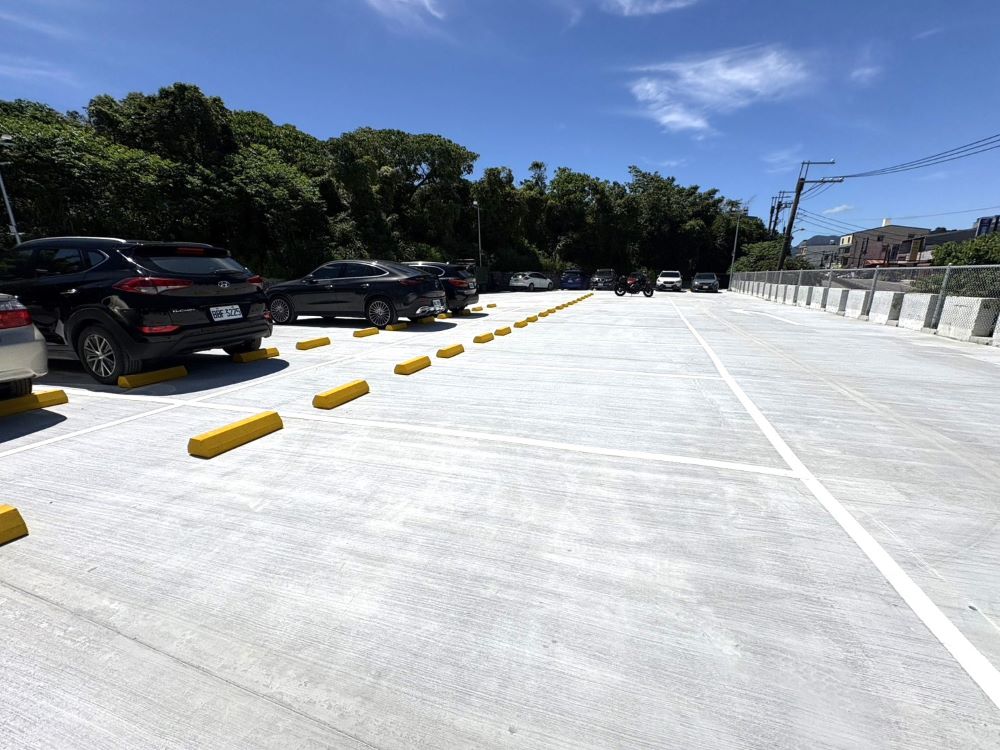 《圖說》義山平面停車場計有45格小型車停車位。〈交通局提供〉