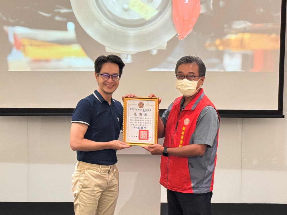 《圖說》李毓錫副處長（右）頒贈榮服處感謝狀，感謝台灣特斯拉汽車有限公司熱心協助辦理企業參訪活動，由政府事務經理樊品甫（左）受獎。〈新北榮服處提供〉