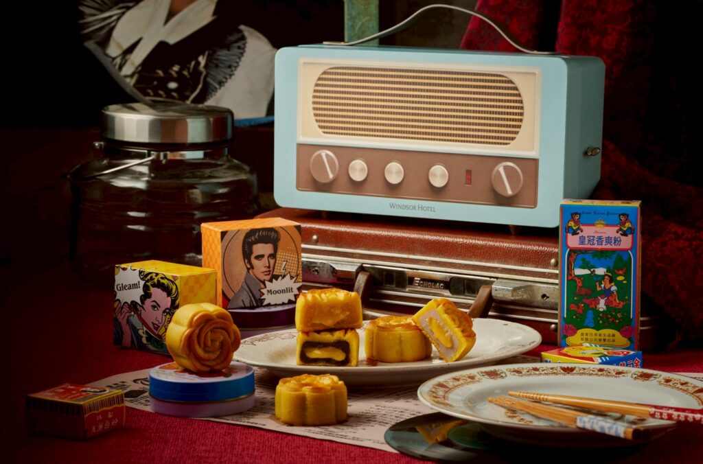 中秋獻禮復古新浪潮 裕元花園酒店收音機、彈珠檯造型禮盒吸睛 1 %E5%9C%96%E8%AA%AA%EF%BC%9A%E8%A3%95%E5%85%83%E8%8A%B1%E5%9C%92%E9%85%92%E5%BA%97%E4%BB%A5%E6%9C%83%E6%92%AD%E6%94%BE%E9%9F%B3%E6%A8%82%E7%9A%84%E8%80%81%E6%B4%BE%E6%83%85%E8%AA%BF%E6%9C%88%E9%A4%85%E7%A6%AE%E7%9B%92%E6%90%B6%E4%BD%94%E4%B8%AD%E7%A7%8B%E9%80%81%E7%A6%AE%E5%B8%82%E5%A0%B4%E3%80%82