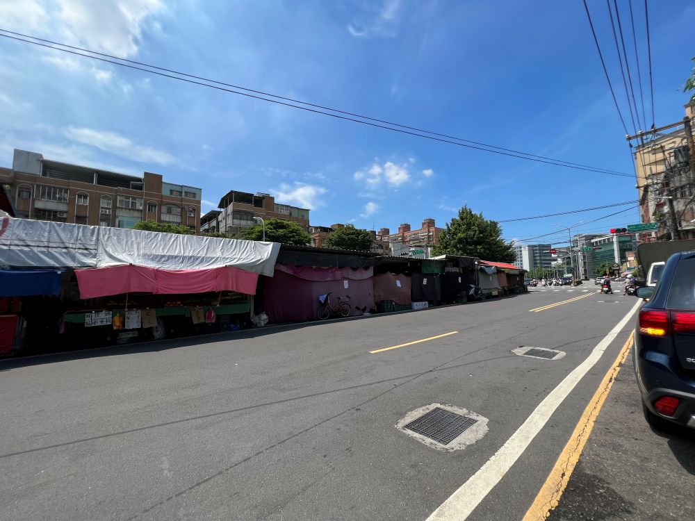 《圖說》樹林區博愛街一處公有土地長期遭鐵皮屋、攤販占用，養工處偕同相關局處排除占用，新增141個汽機車免費停車格，解決車輛違停等亂象。圖為改善。 〈工務局提供〉