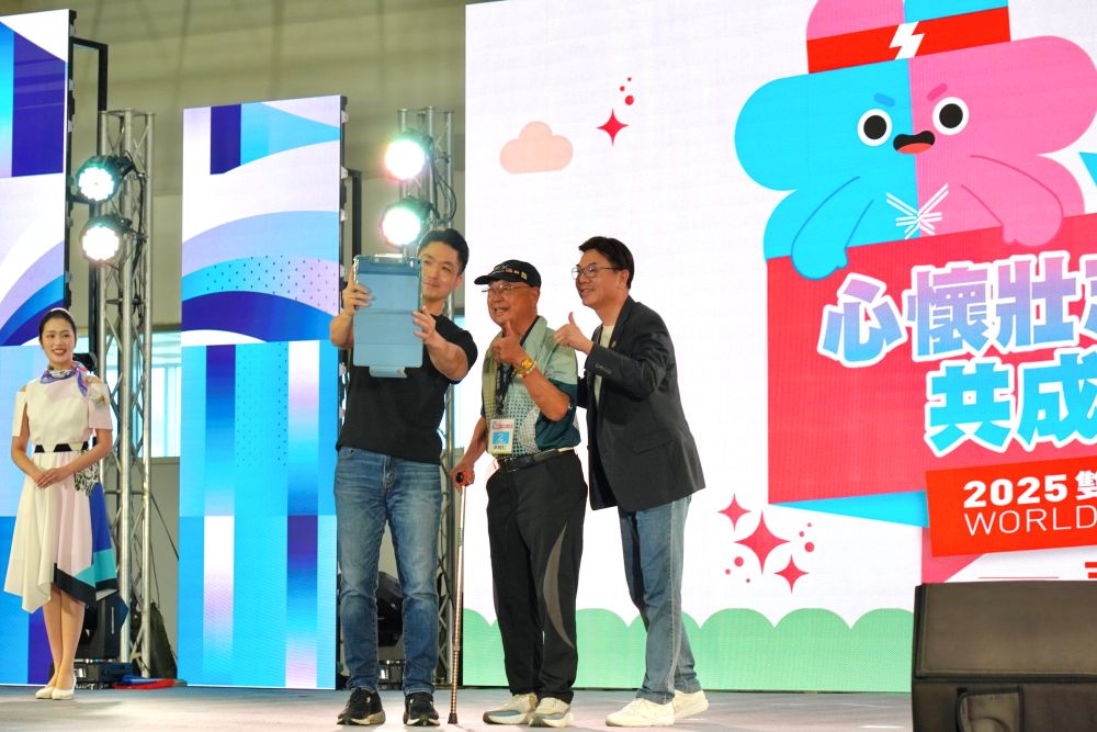 《圖說》新北市副市長劉和然及台北市長蔣萬安與「菁耆英雄獎」得主在台上自拍互動。〈社會局提供〉