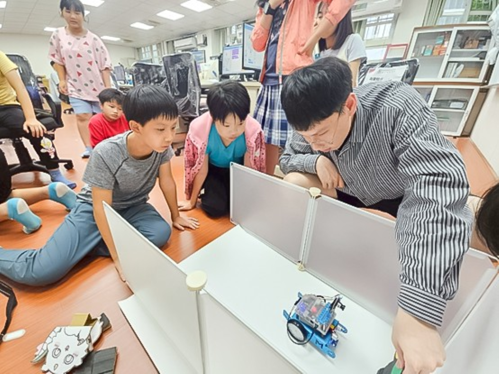 打造科技學習新動能 新北攜手國北教大、臺師大辦AI營隊 1 《圖說》國北教大AI自駕車營隊。〈教育局提供〉