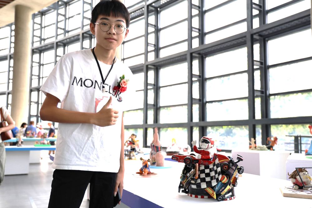 《圖說》立體雕塑類國中組首獎范書維《極速幻想》，用陶藝展現賽車極速奔馳的姿態，傳達對方程式賽車的熱愛。〈陶博館提供〉