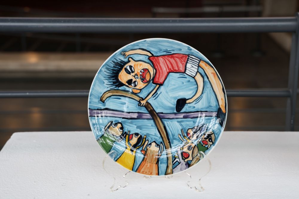 《圖說》平面彩繪類組國小低年級組首獎陳子瑜《看我〈撐〉霸天空》，童趣的筆觸描繪撐竿跳高飛越橫桿的瞬間。〈陶博館提供〉