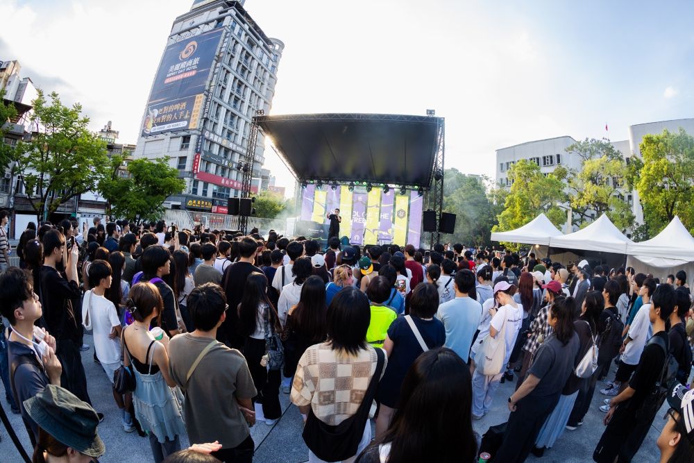 《圖說》「2025新北街頭學校」於府中廣場舉辦的「嘻哈演唱會」，從下午4點一路唱到晚間9點，帶來5小時不間斷的節奏。〈文化局提供〉