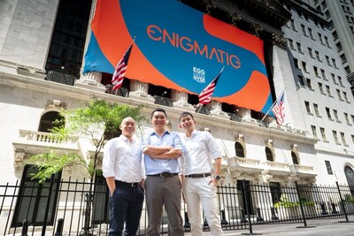 Enigmatig高層領導團隊在紐約證券交易所慶祝這一重要里程碑:創始人兼首席執行官符致榮(中)、董事兼首席財務官張鳴文(右)、以及首席運營官鄭琪陽(左)。(圖片來源:Enigmatig) Enigmatig高層領導團隊在紐約證券交易所慶祝這一重要里程碑:創始人兼首席執行官符致榮(中)、董事兼首席財務官張鳴文(右)、以及首席運營官鄭琪陽(左)。(圖片來源:Enigmatig)