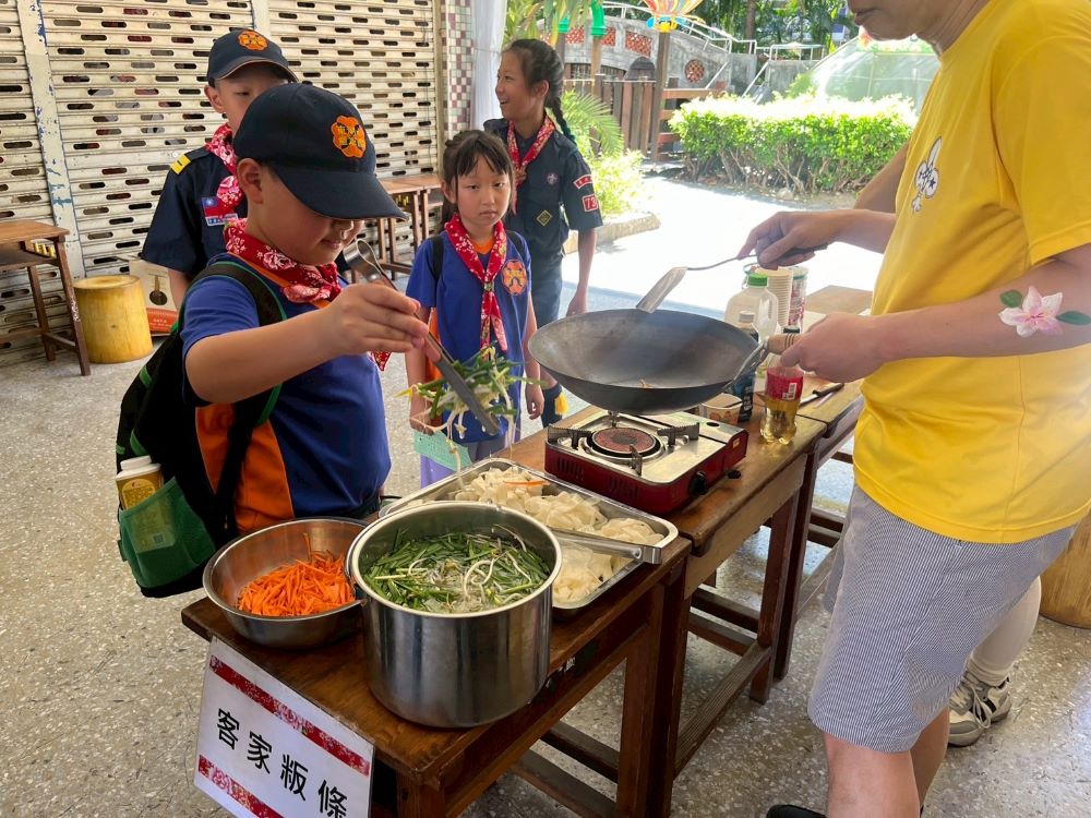 《圖說》「客骨銘心，童舟共濟，遠名揚！」活動為更貼近客家傳統美食文化，讓學童們體驗製作客家板條。〈客家局提供〉