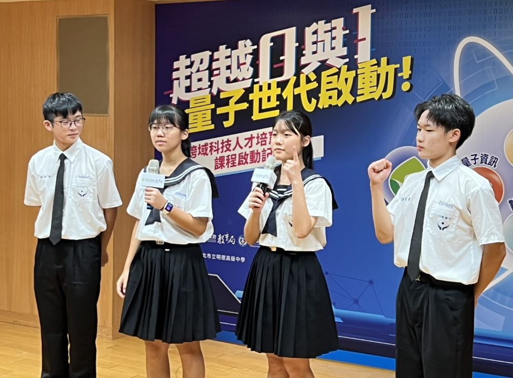 《圖說》學生於記者會介紹課程。〈記者葉柏成攝〉