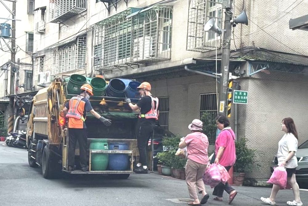 《圖說》民眾以專用垃圾袋交付垃圾。〈環保局提供〉
