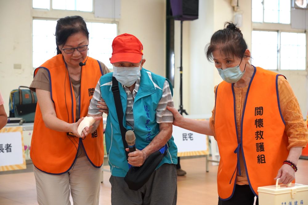 地震暴雨防災演練 瑞芳龍潭里居民化身救援隊 3 《圖說》瑞芳區龍潭里居民模擬面對災害後應變流程。〈社會局提供〉