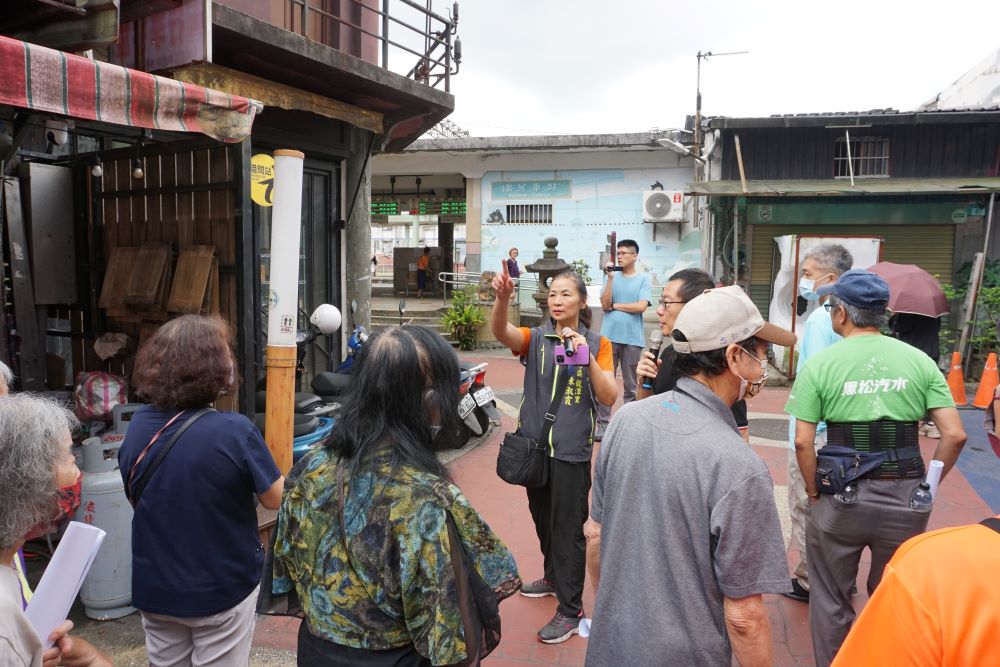 地震暴雨防災演練 瑞芳龍潭里居民化身救援隊 4 《圖說》瑞芳龍潭里參與防災社區工作坊,於社區內實地進行災害環境診斷。〈社會局提供〉