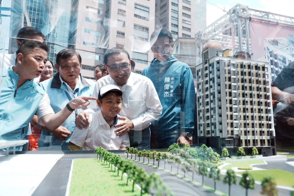 鄰樹林站僅3分鐘 淡水海天段青年社宅開工 2 《圖說》侯友宜市長攜幼童一起期盼「淡水海天段青年社會住宅」完工。〈城鄉局提供〉