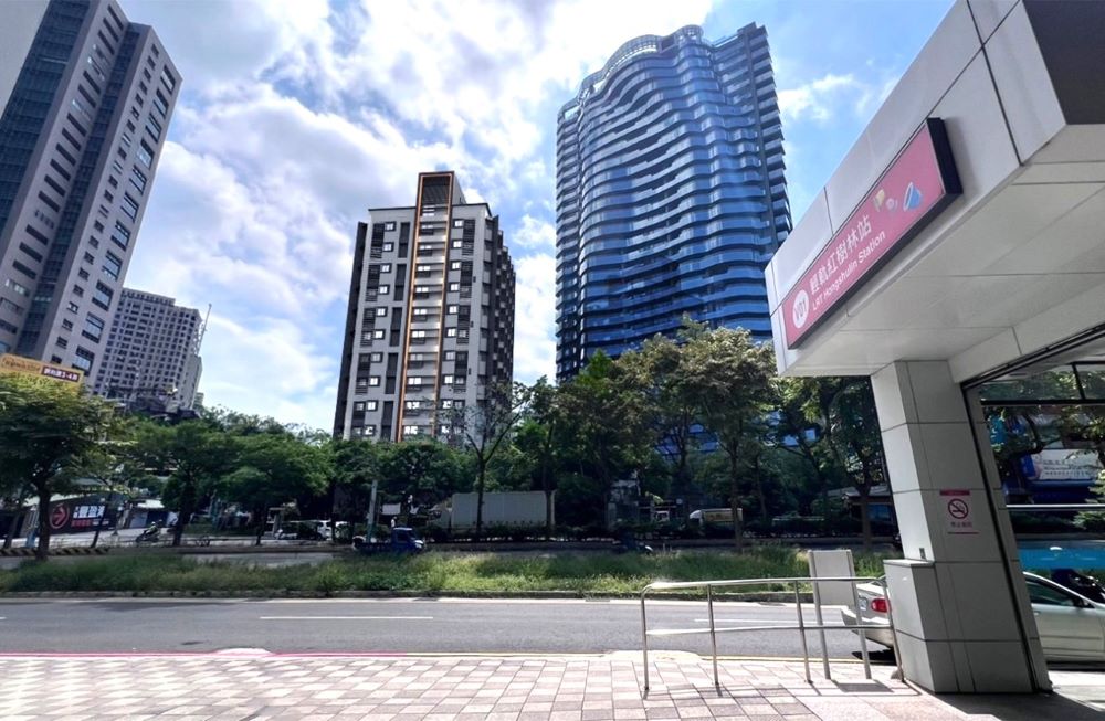 鄰樹林站僅3分鐘 淡水海天段青年社宅開工 4 《圖說》淡水海天段社會住宅鄰近捷運紅樹林站模擬圖。〈城鄉局提供〉