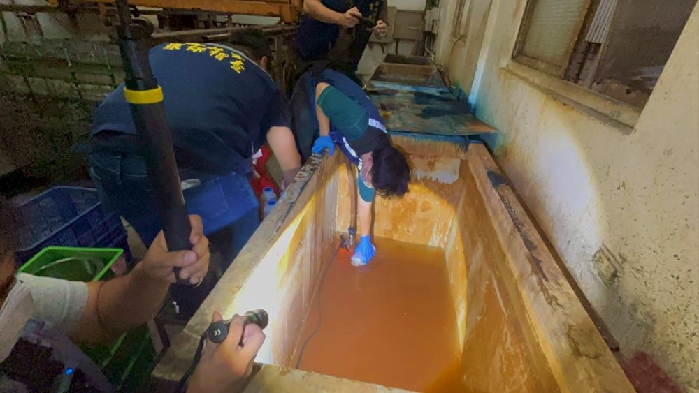 《圖說》環保局稽查同仁於廠內採樣蒐證。〈環保局提供〉