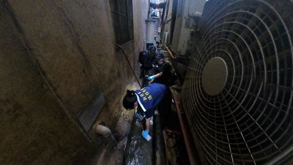 《圖說》稽查員於污水放口進行採樣蒐證。〈環保局提供〉