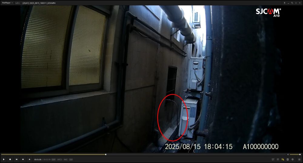 《圖說》業者以移動式軟管拉至後巷排水溝排放廢水。〈環保局提供〉