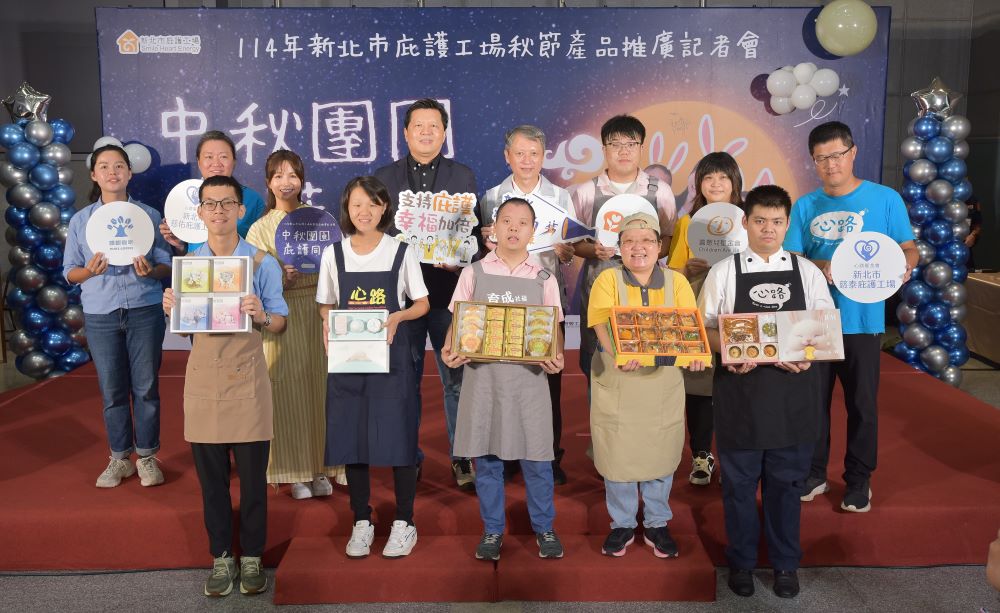 《圖說》副市長朱惕之、代言人吳怡霈、勞工局長陳瑞嘉與5家庇護工場及母機構為民眾展示秋節好禮。〈勞工局提供〉