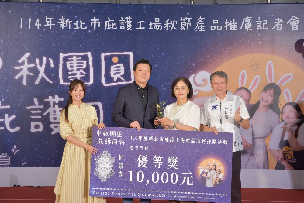 《圖說》副市長朱惕之、代言人吳怡霈及勞工局長陳瑞嘉與採購金額最多之企業-中油合影。〈勞工局提供〉