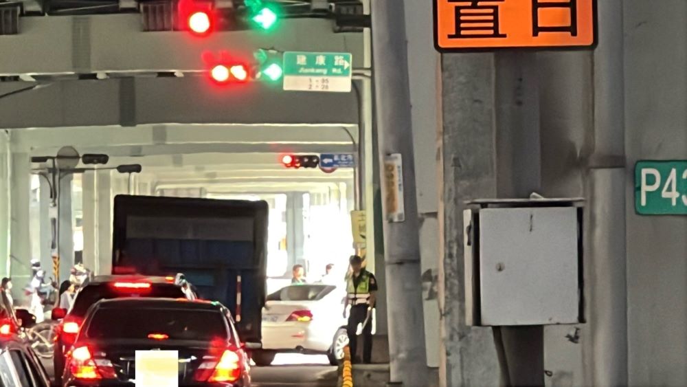 台64下匝道右轉建康路滾動式檢討改善 1 《圖說》中和警分局協助加派員警及義交疏導交通。〈交通局提供〉