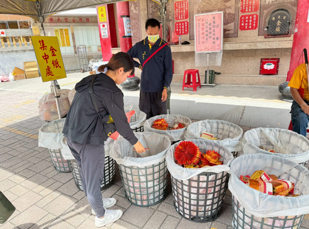 中元不燒金、空氣更清新 中市府力推環保祭祀 1 %E6%B0%91%E7%9C%BE%E7%B4%99%E9%8C%A2%E9%9B%86%E4%B8%AD 0