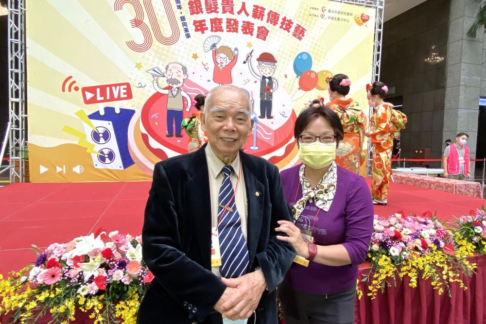 活到老學到老 新北8位榮獲全國終身學習楷模殊榮 1 《圖說》傅萬壽老師於銀髮貴人年度發表會受邀演出。〈教育局提供〉