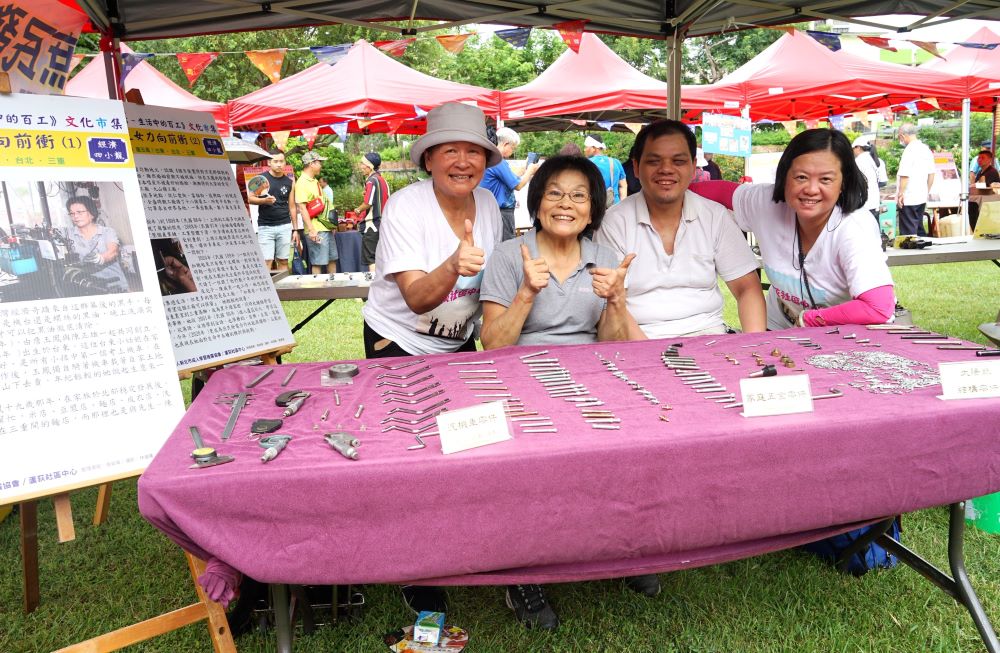 活到老學到老 新北8位榮獲全國終身學習楷模殊榮 4 《圖說》詹玉鳳〈左二〉擔任百工文化市集攤主,於蘆洲李宅向民眾介紹車床文化。〈教育局提供〉