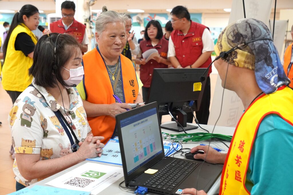 %E6%96%B0%E5%8C%97%E7%A4%BE%E6%9C%83%E5%B1%80%E8%88%87%E6%B6%88%E9%98%B2%E5%B1%80%E7%B5%90%E5%90%88%E8%87%BA%E7%81%A3%E5%A4%A7%E5%AD%B8%E5%B0%88%E6%A5%AD%E5%9C%98%E9%9A%8A%EF%BC%8C%E6%96%BC%E7%91%9E%E8%8A%B3%E9%BE%8D%E6%BD%AD%E9%87%8C%E6%8E%A8%E5%8B%95%E3%80%8C%E9%98%B2%E7%81%BD%E7%A4%BE%E5%8D%80%E5%B7%A5%E4%BD%9C%E5%9D%8A%E3%80%8D%EF%BC%8C%E8%AE%93%E5%B1%85%E6%B0%91%E5%AF%A6%E5%9C%B0%E6%A8%A1%E6%93%AC%E7%81%BD%E5%BE%8C%E6%87%89%E8%AE%8A%E6%B5%81%E7%A8%8B%EF%BC%8C%E9%80%B2%E8%A1%8CCPR%E8%88%87AED%E6%80%A5%E6%95%91%E3%80%81%E7%81%BD%E6%83%85%E9%80%9A%E5%A0%B1%E5%8F%8A%E9%81%BF%E9%9B%A3%E6%94%B6%E5%AE%B9%E8%99%95%E6%89%80%E9%96%8B%E8%A8%AD%E7%AD%89%E6%93%8D%E4%BD%9C