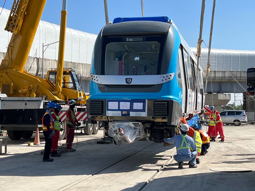 《圖說》工程人員進行列車接收檢查。〈捷運局提供〉