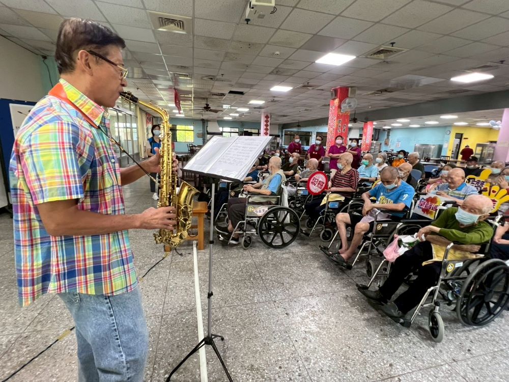 《圖說》張志範將軍(左)以精湛的薩克斯風技巧 為大家帶來多首膾炙人口的歌曲。〈八德榮家提供〉