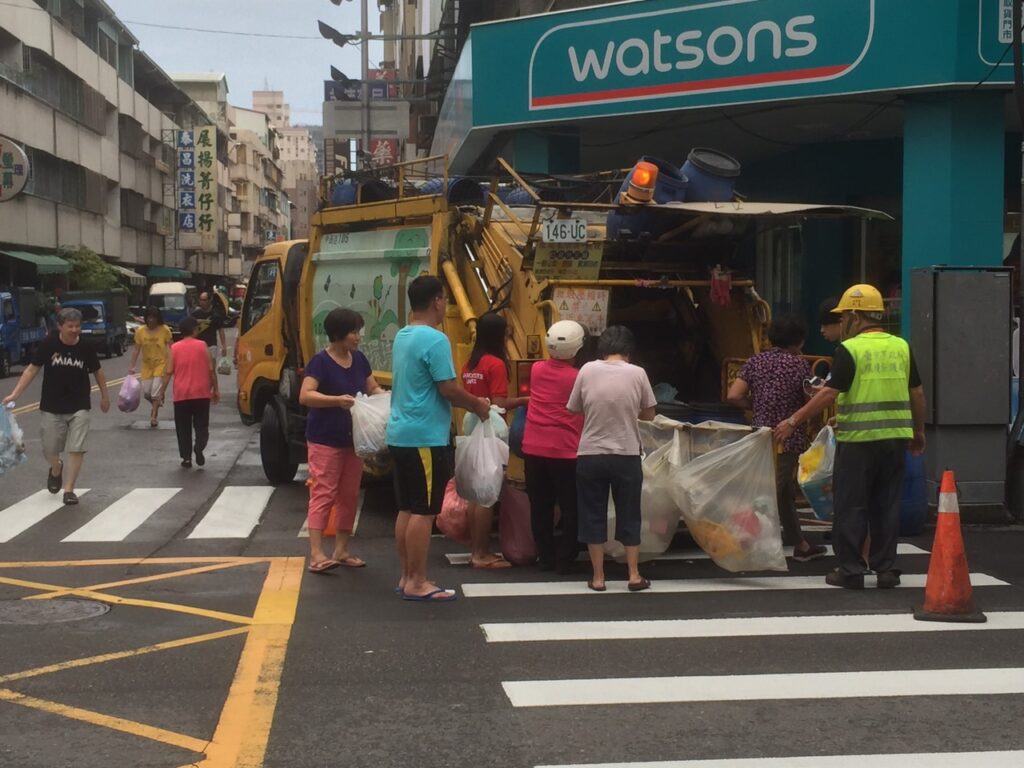 %E5%AE%9A%E6%99%82%E5%AE%9A%E9%BB%9E%E6%94%B6%E9%81%8B%E6%B0%91%E7%9C%BE%E6%8E%92%E9%9A%8A%E4%B8%9F%E5%9E%83%E5%9C%BE%E6%9C%89%E5%BA%8F%E5%A0%B4%E9%9D%A22