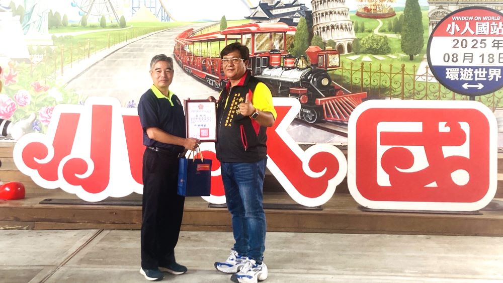 〈叮昇〉長期關懷 新北榮服處〈相見歡〉玩得盡興 2 《圖說》林振生處長(左)頒發感謝狀及禮品予丁群峰董事長(右) 。〈新北榮服處提供〉