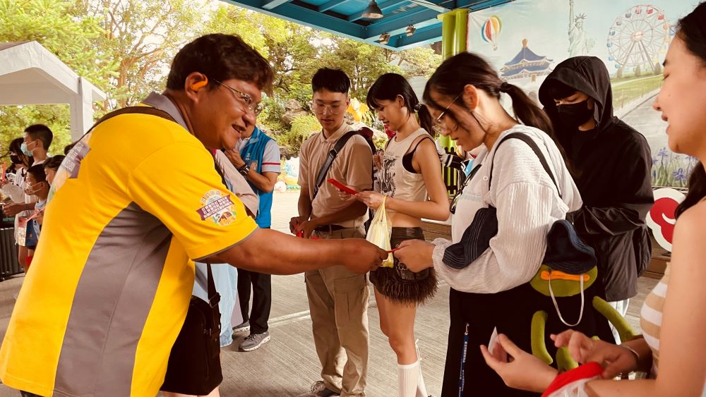 〈叮昇〉長期關懷 新北榮服處〈相見歡〉玩得盡興 3 《圖說》丁群峰董事長(左)親自發放獎助金予榮民學子。〈新北榮服處提供〉