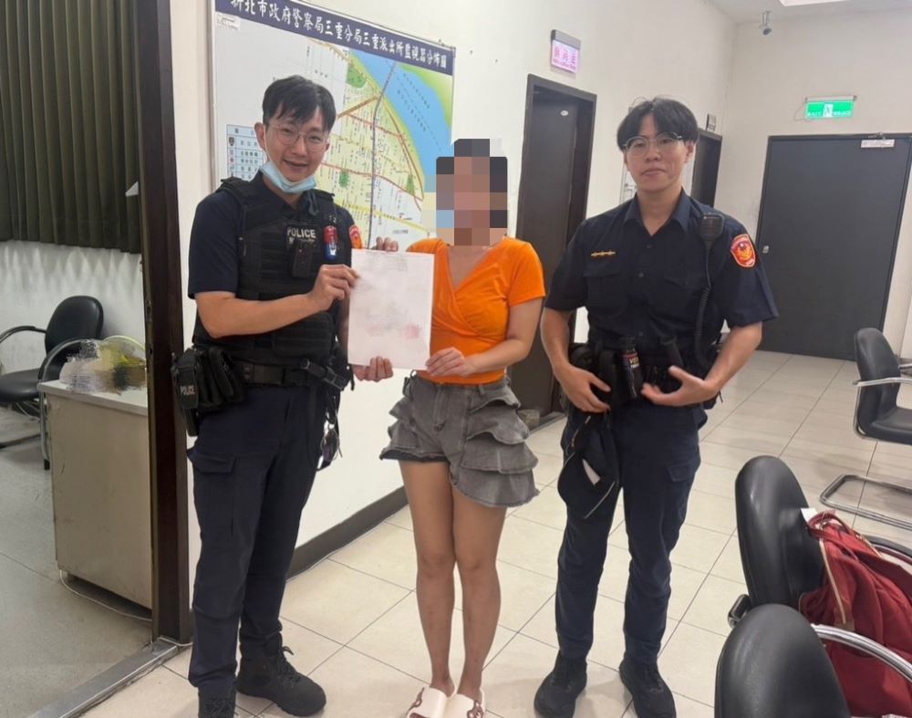 出境前遺失護照 三重警深夜伸援助港女返家 1 《圖說》遺失護照女性香港籍旅客在三重警熱心積極協助下,順利通關出境返家。〈三重分局提供〉
