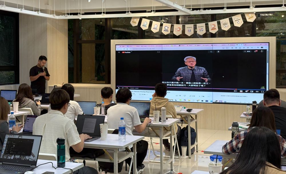 《圖說》活動現場將帶來復刻自NVIDIA+GTC大會的二足型機器人，搭載動作+AI+新北市青年局首度舉辦NVIDIA官方認證AI證照課程，專業講師引導與實作，深化AI應用能力。〈青年局提供〉
