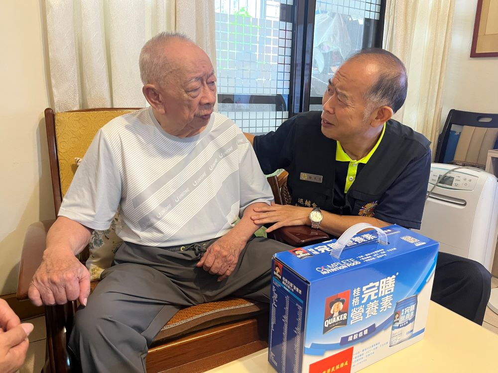 《圖說》臺北市榮民服務處副處長徐木生親自探視松山區榮民及遺眷。〈臺北榮服處提供〉