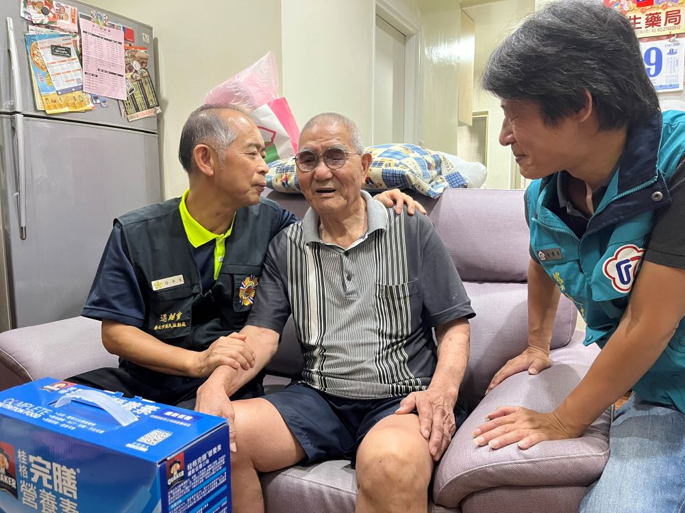 《圖說》徐木生副處長探視松山區榮民及遺眷二。〈臺北榮服處提供〉