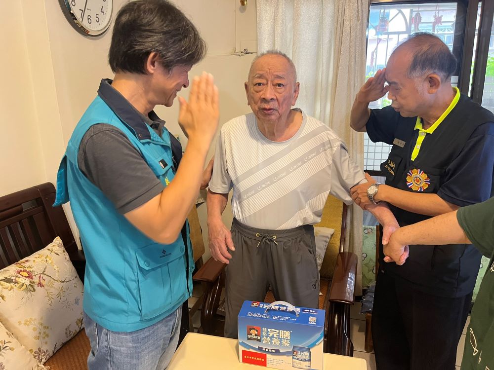 《圖說》徐木生副處長探視松山區榮民及遺眷三。〈臺北榮服處提供〉