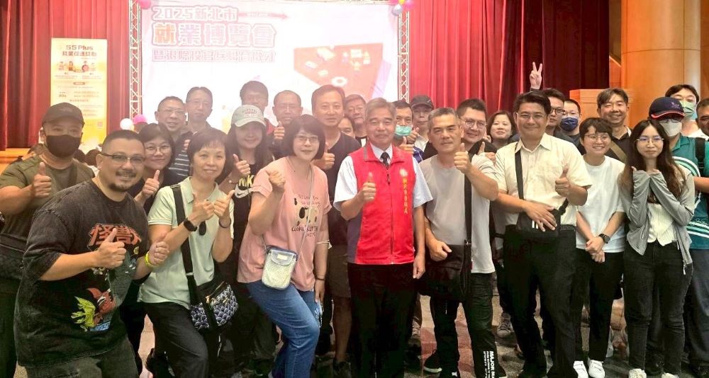《圖說》新北榮服處林振生處長（中1）到場鼓勵同仁，並與工作人員及退除役官兵（眷屬）合影。〈新北榮服處提供〉
