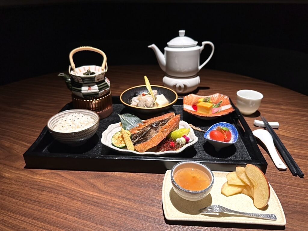 %E8%86%B3%E9%A6%A8%E5%B0%87%E5%8F%B0%E8%8F%9C%E7%9A%84%E7%B2%BE%E7%B7%BB%E9%A2%A8%E5%91%B3%E8%88%87%E7%87%9F%E9%A4%8A%E5%9D%87%E8%A1%A1%E7%B5%90%E5%90%88%EF%BC%8C%E7%82%BA%E6%98%95%E6%BE%84%E8%A8%BA%E6%89%80%E6%89%93%E9%80%A0%E7%AC%A6%E5%90%88%E9%AB%98%E7%AB%AF%E5%81%A5%E6%AA%A2%E5%AE%9A%E4%BD%8D%E7%9A%84%E9%A4%90%E9%A3%B2%E6%96%B9%E6%A1%88%EF%BC%8C%E5%85%B6%E4%B8%AD%E6%9B%B4%E5%8C%85%E5%90%AB%E4%BA%86%E8%86%B3%E9%A6%A8%E7%9A%84%E6%8B%9B%E7%89%8C%E8%A3%9C%E6%B0%A3%E6%B9%AF%E5%93%81%E9%BB%91%E8%92%9C%E7%87%89%E9%9B%9E%E6%B9%AF02