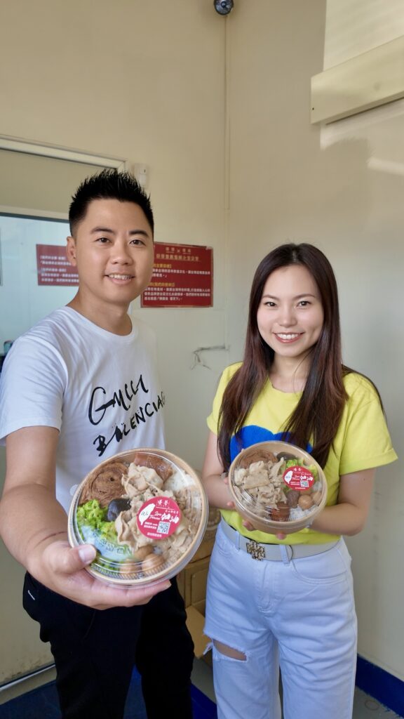 %E8%86%B3%E9%A6%A8%E9%A4%90%E9%A3%B2%E9%9B%86%E5%9C%98%E5%89%B5%E8%BE%A6%E4%BA%BA%E9%84%AD%E4%B9%83%E7%B6%B1%E8%88%87%E5%85%B1%E5%90%8C%E5%89%B5%E8%BE%A6%E4%BA%BA%E8%94%A1%E9%A6%A8%E8%AA%BC%E7%82%BA%E6%94%AF%E6%8C%81%E7%B1%83%E6%B5%B7%E8%A8%88%E5%8A%83%EF%BC%8C%E8%A6%AA%E8%87%AA%E7%82%BA%E7%B1%83%E7%90%83%E5%B0%91%E5%B9%B4%E9%85%8D%E9%80%81%E9%A4%90%E7%9B%92%E3%80%82