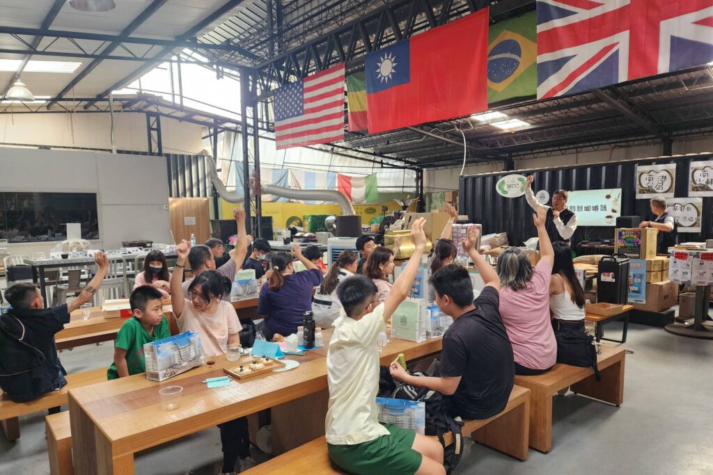 少輔社工帶親⼦⽤咖啡和香氛 ⼀起品味夏天 4 MEITU 20250820 104428474