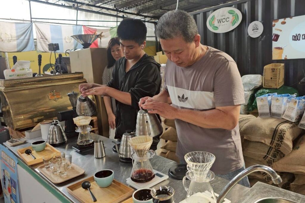 少輔社工帶親⼦⽤咖啡和香氛 ⼀起品味夏天 6 MEITU 20250820 104503341