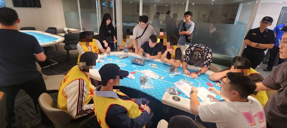 合法掩護非法 海山警破獲藏身大樓德州撲克賭場 1 《圖說》海山警查獲隱藏於住商大樓的德州撲克賭場,當場查獲負責人、工作人員及賭客等9人。〈海山分局提供〉