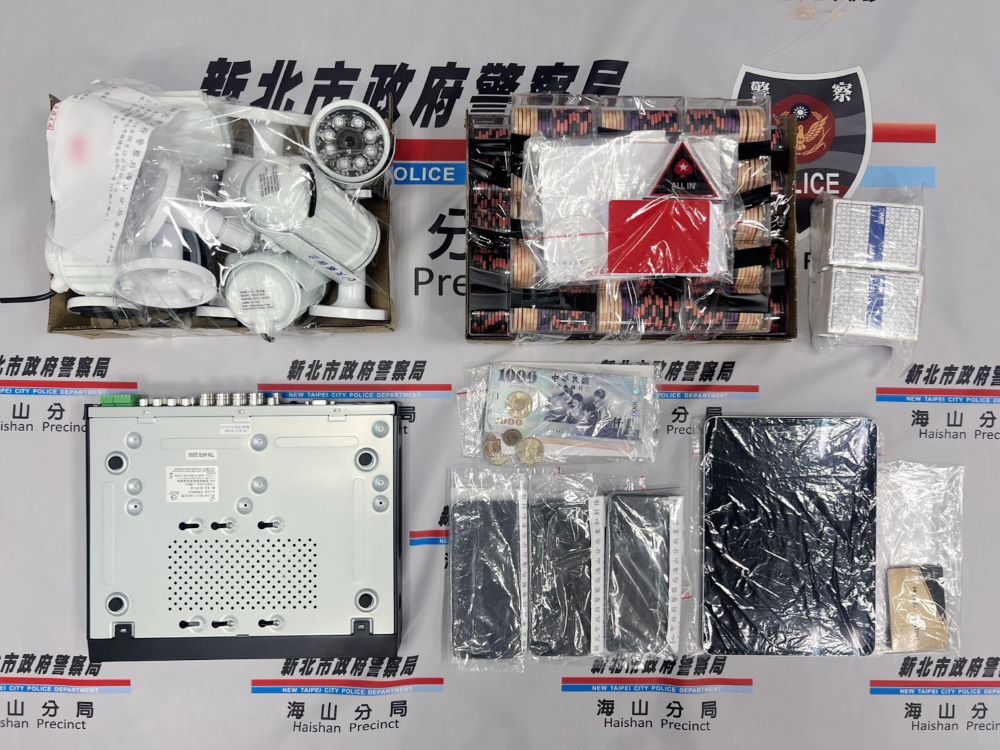 合法掩護非法 海山警破獲藏身大樓德州撲克賭場 2 《圖說》海山警現場查獲的相關證物。〈海山分局提供〉