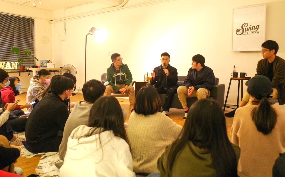 新北攜手BUB免費培訓 8/21線上說明會 3 《圖說》BUB人才加速器課程導師分享職涯與創業經驗,吸引青年熱烈參與交流,現場氣氛輕鬆卻不失專業。〈青年局提供〉